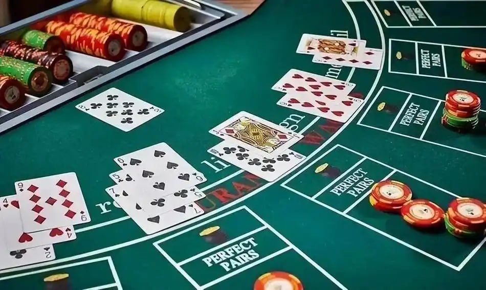 Contoh tampilan gulungan Bigger Bass Bonanza dengan simbol kemenangan di rp777 apk
